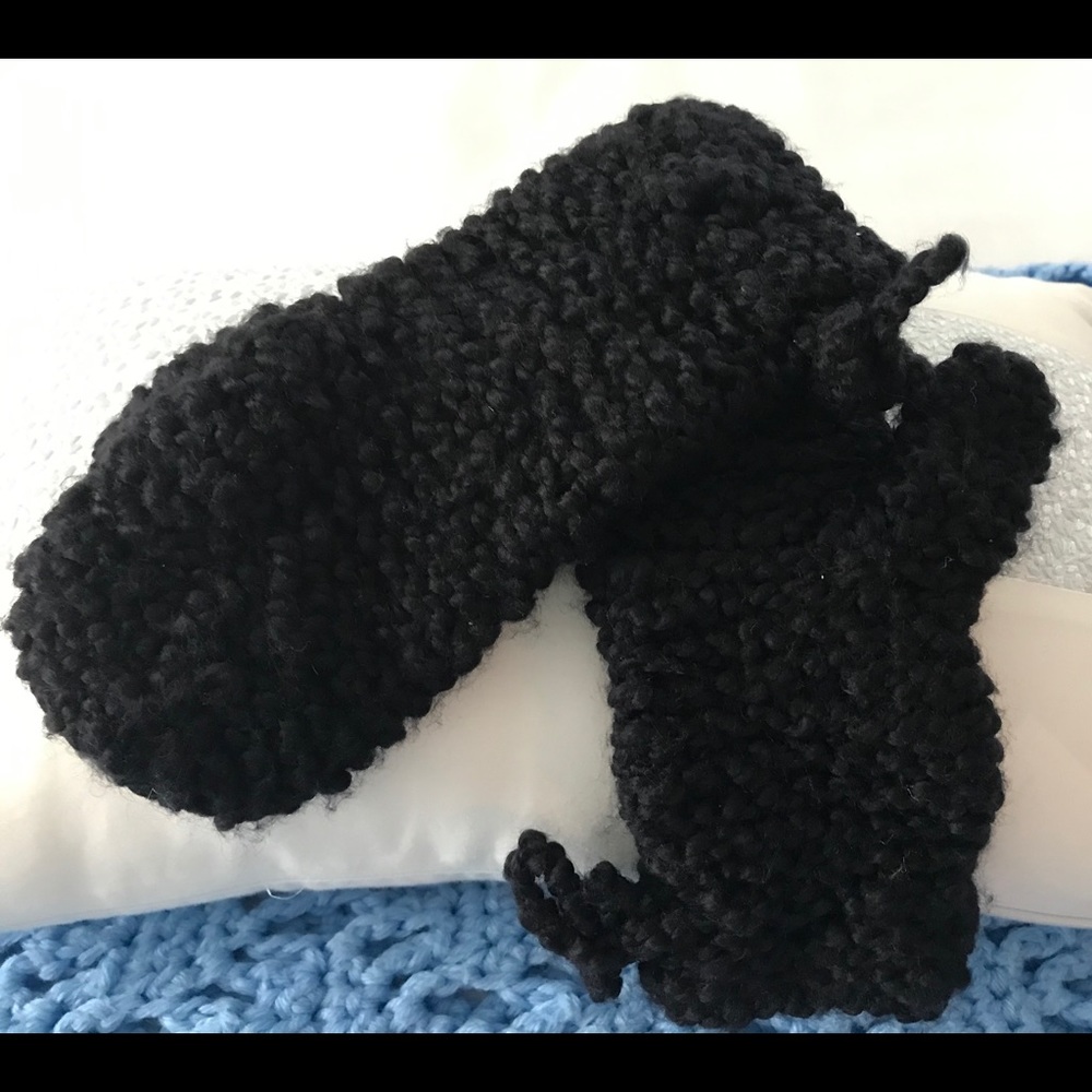 Old Navy Black Wool Mittens. OS